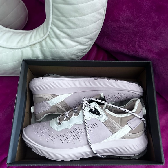 Ecco Trainers - Picture 2 of 5